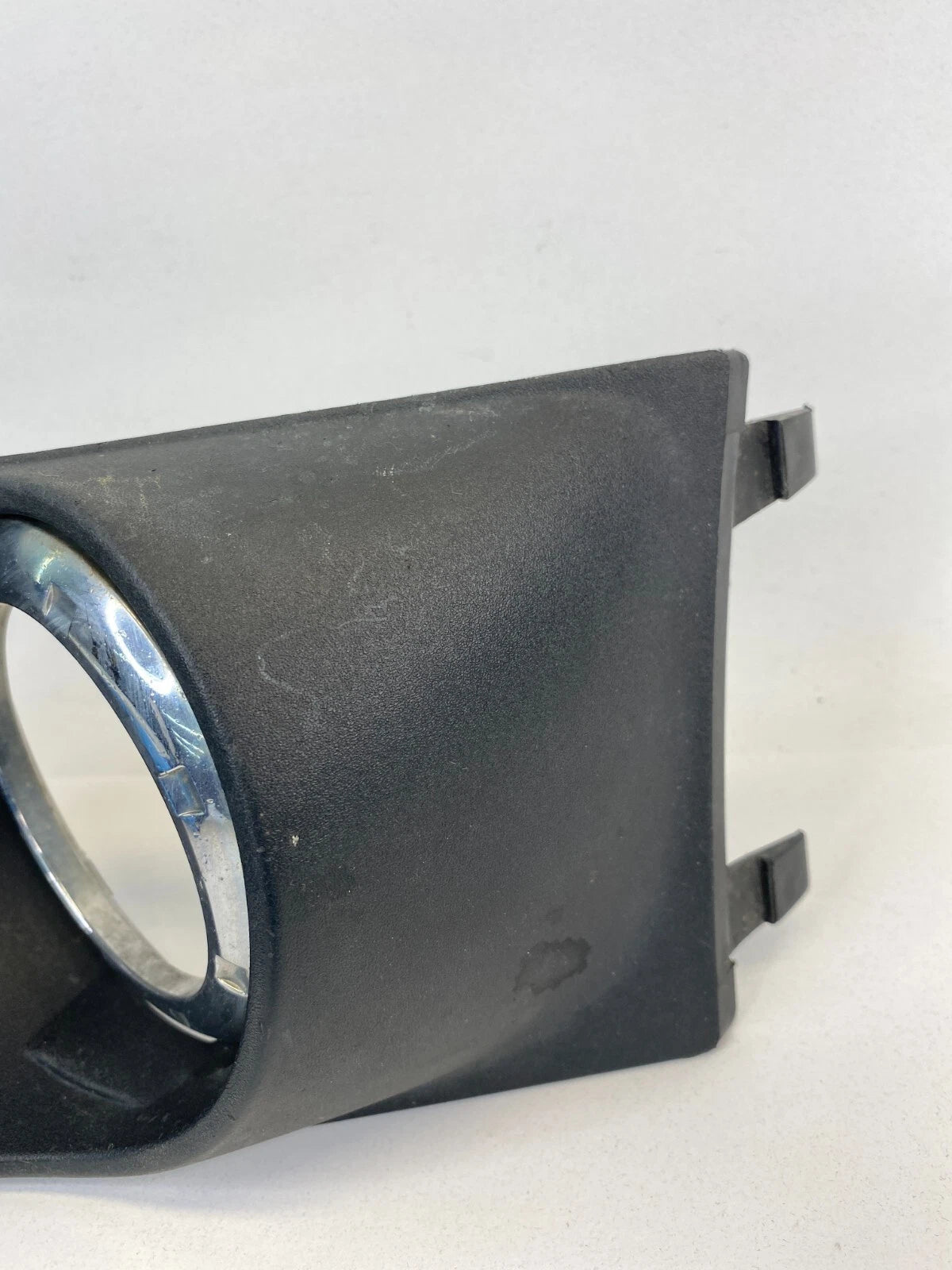 2008-2011 FORD FOCUS FRONT RIGHT SIDE FOG LIGHT LAMP COVER BEZEL 8S43-15A298 OEM