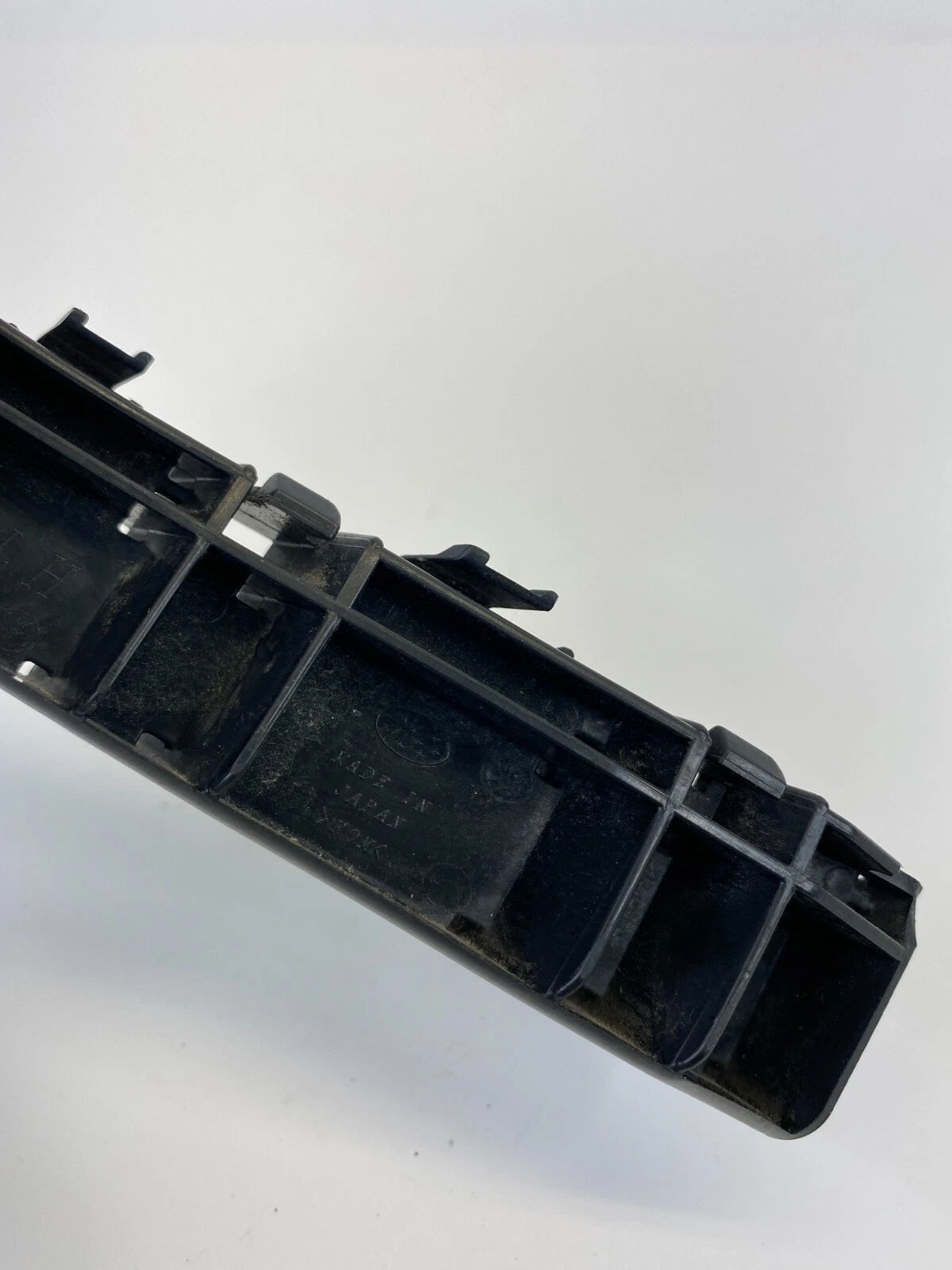 2009-2013 SUBARU FORESTER FRONT BUMPER LEFT SIDE RETAINER BRACKET MOUNT OEM
