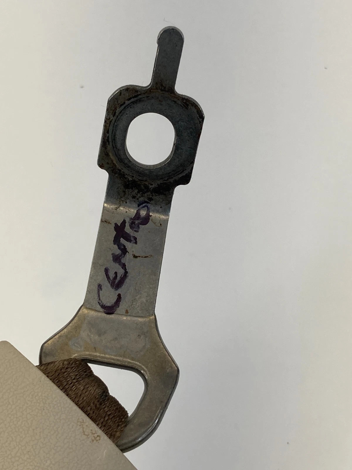 99 00 LINCOLN TOWN CAR FRONT CENTER SEAT BELT BUCKLE EARLY DESIGN BEIGE SG OEM