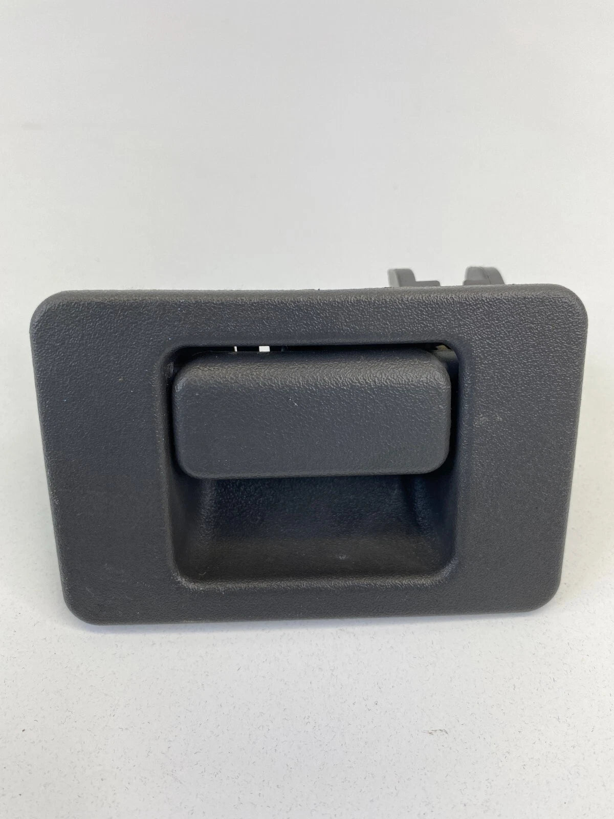 2002-2005 FORD EXPLORER MOUNTAINEER GLOVE BOX DOOR HANDLE LATCH YL2A-1006004-AAW