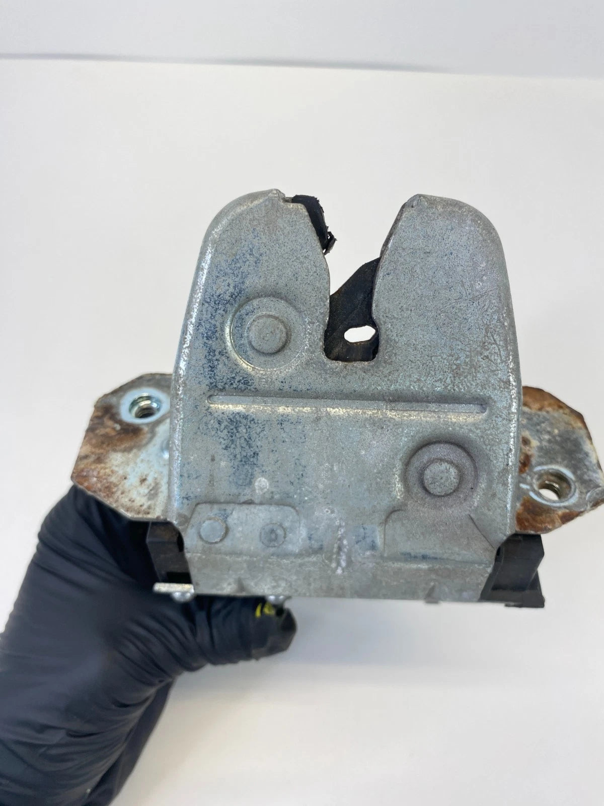 2002-2005 MERCEDES C240 WAGON REAR TRUNK LID LATCH LOCK ACTUATOR UNIT OEM