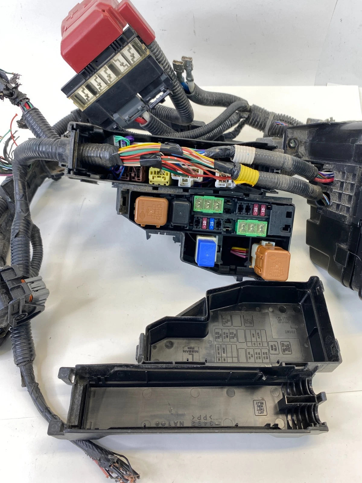 2013-2015 NISSAN ALTIMA 2.5L ENGINE COMPARTMENT FUSE BOX W/ BATTERY TERMINAL OEM