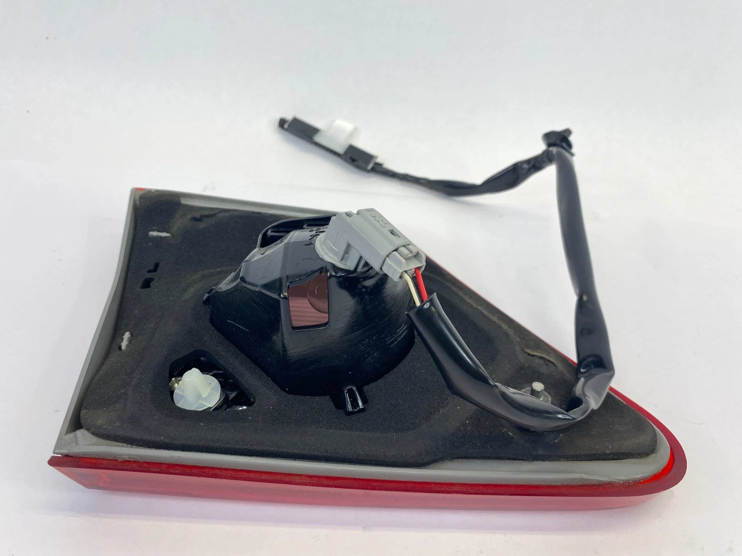 2011-2013 TOYOTA COROLLA REAR RIGHT SIDE INNER LID TAIL LIGHT TAILLIGHT LAMP OEM