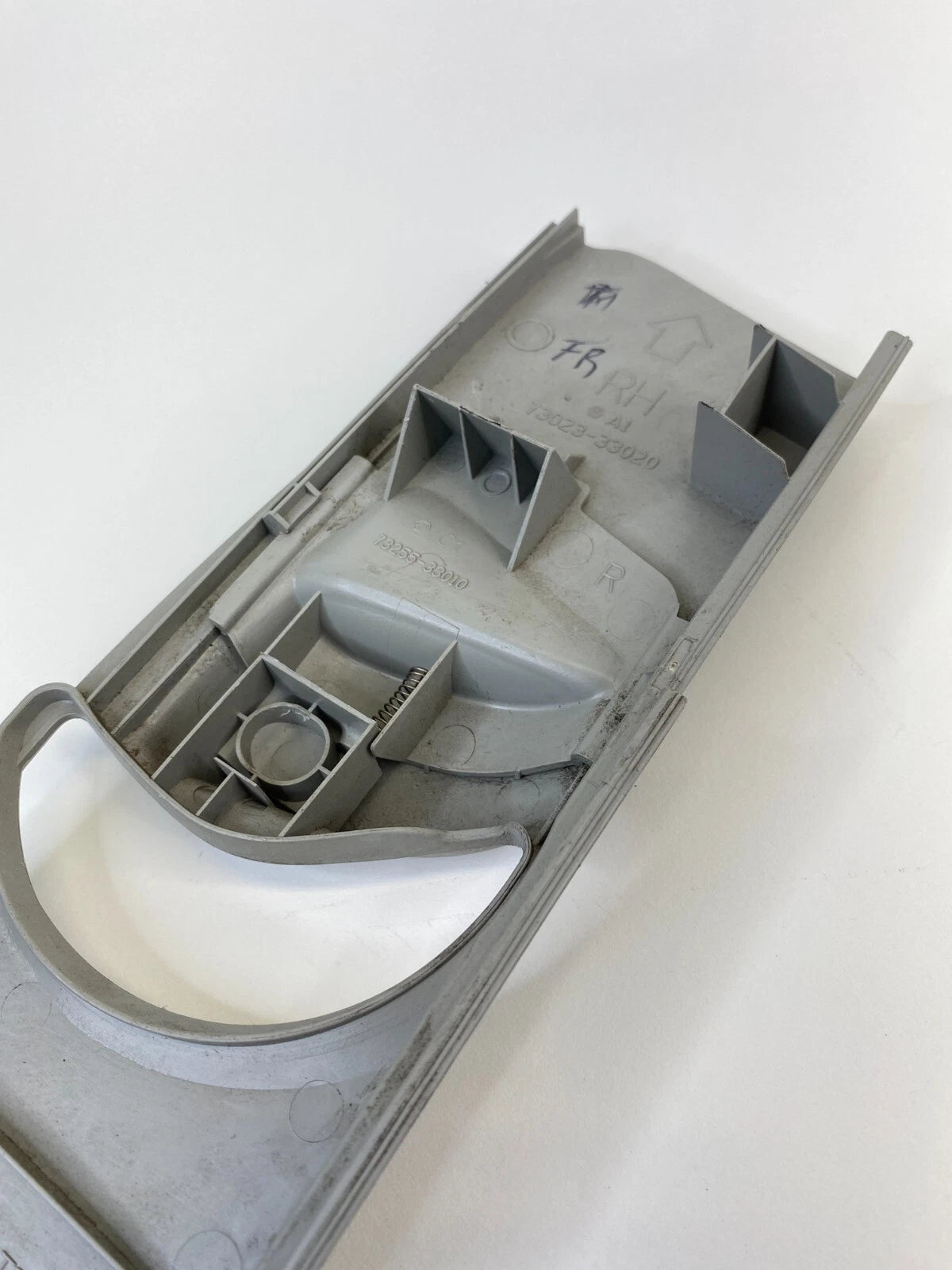 09-13 TOYOTA COROLLA FRONT RIGHT SEAT ANCHOR COVER PLATE PILLAR TRIM 73023-33020