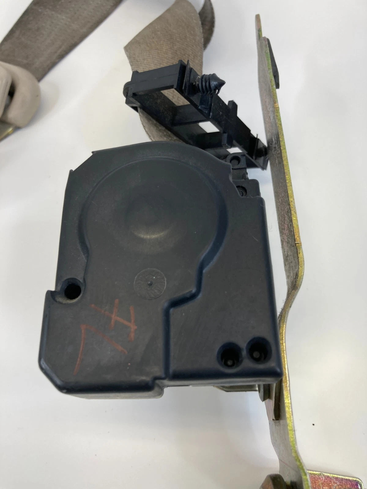 03 04 05 06 LINCOLN NAVIGATOR FRONT LEFT DRIVER SIDE SEAT BELT RETRACTOR OEM