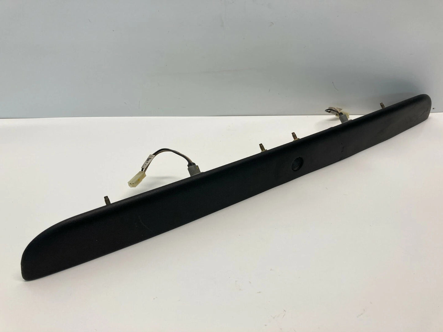 2000 DAEWOO LANOS REAR TRUNK DECK LID HANDLE BEZEL LICENSE PLATE TRIM 96255815