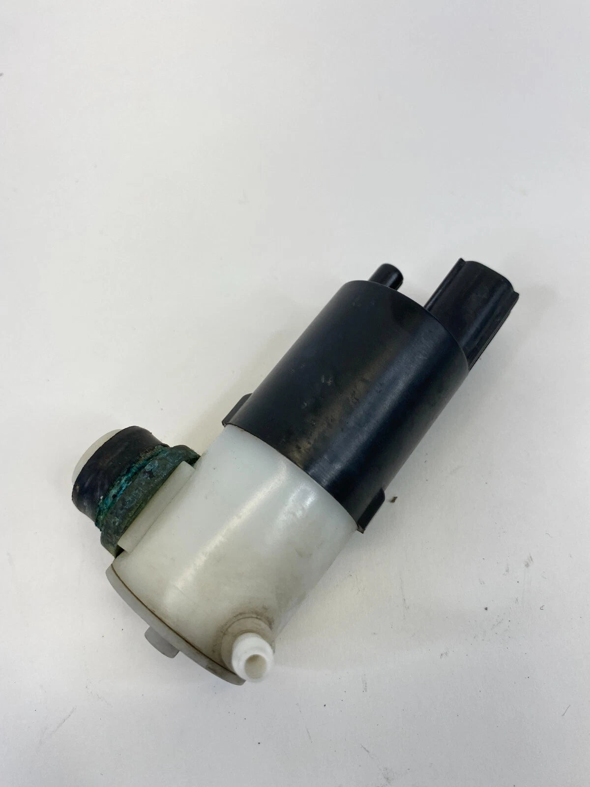 2013-2020 FORD FUSION SEDAN FRONT WINDSHIELD WIPER WASHER PUMP ASSY