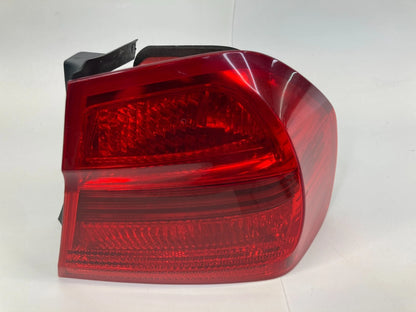 07 08 BMW 328XI REAR RIGHT PASSENGER SIDE OUTER TAIL LIGHT TAILLIGHT 7161956 OEM