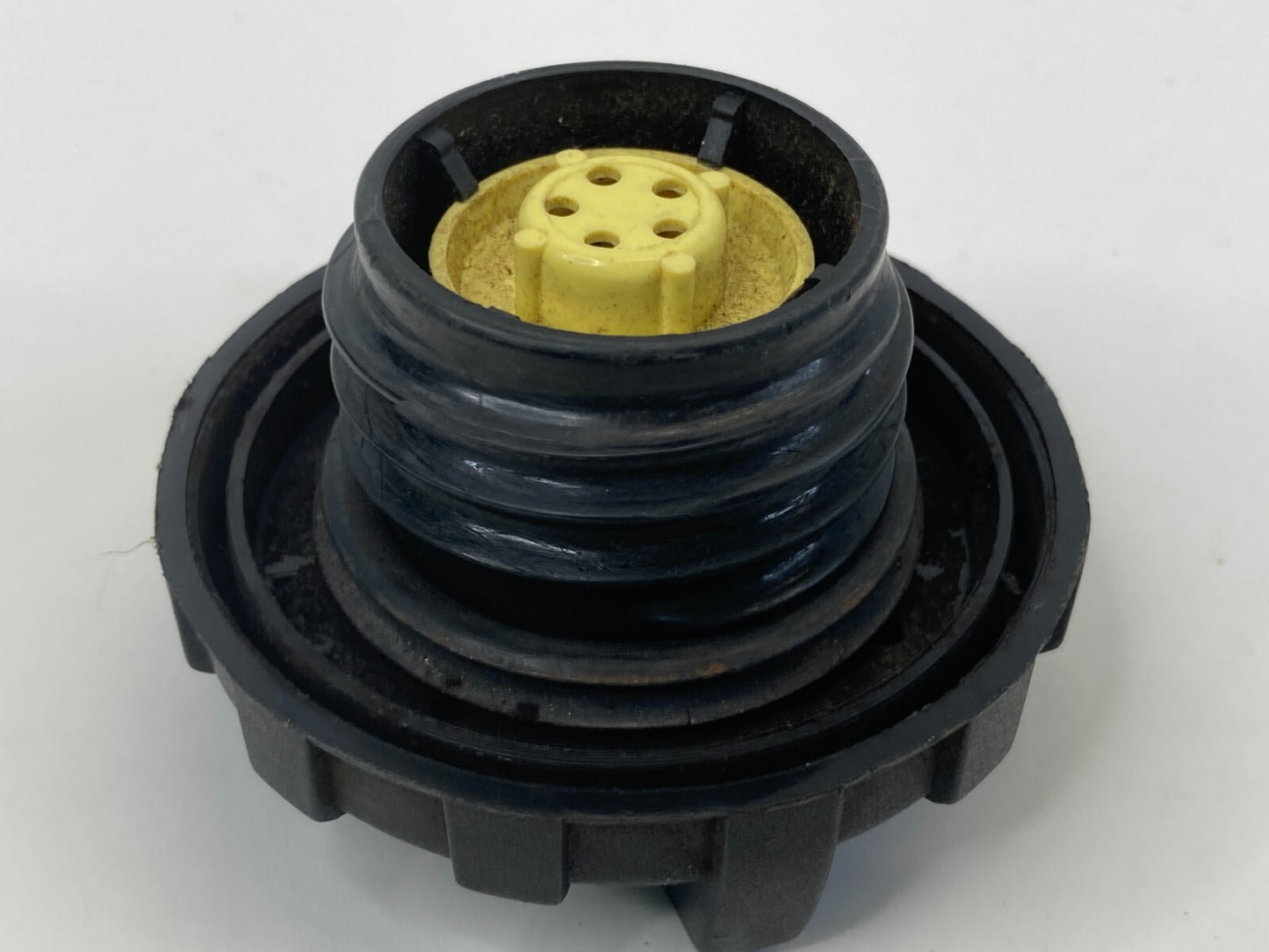 2005-2007 Nissan Armada 5.6L V8 32V 5-Speed A/T 4WD Gas Fuel Tank Filler Cap