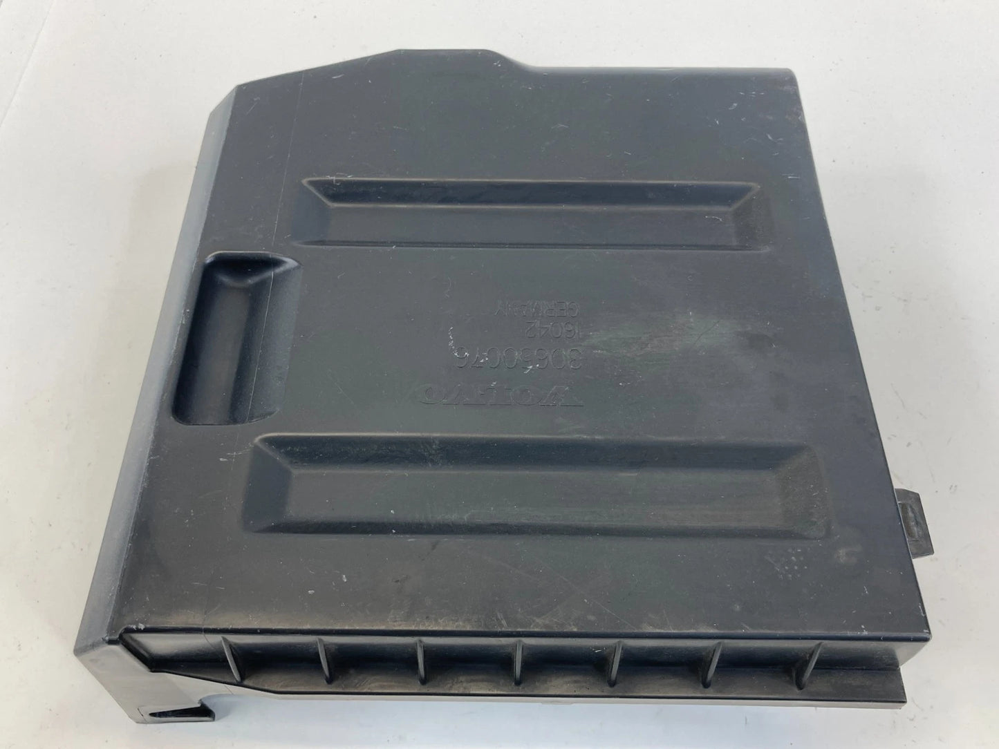 04-11 VOLVO S40 05-11 V50 AIR INTAKE CLEANER BOX LOWER COVER LID 30650076 OEM