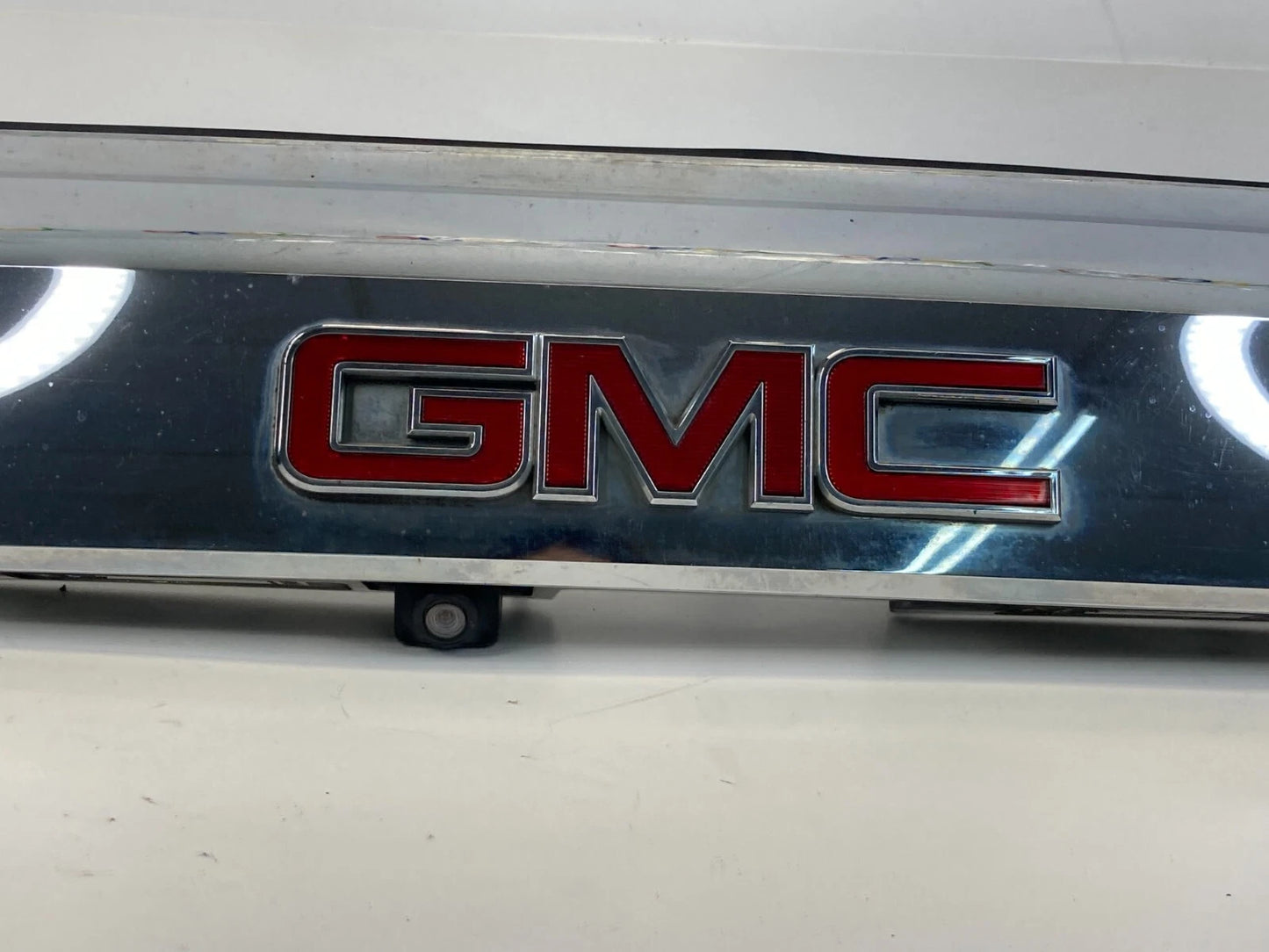 2010-2015 GMC TERRAIN TRUNK LID LICENSE PLATE BEZEL MOLDING W/ CAM 20881057 OEM