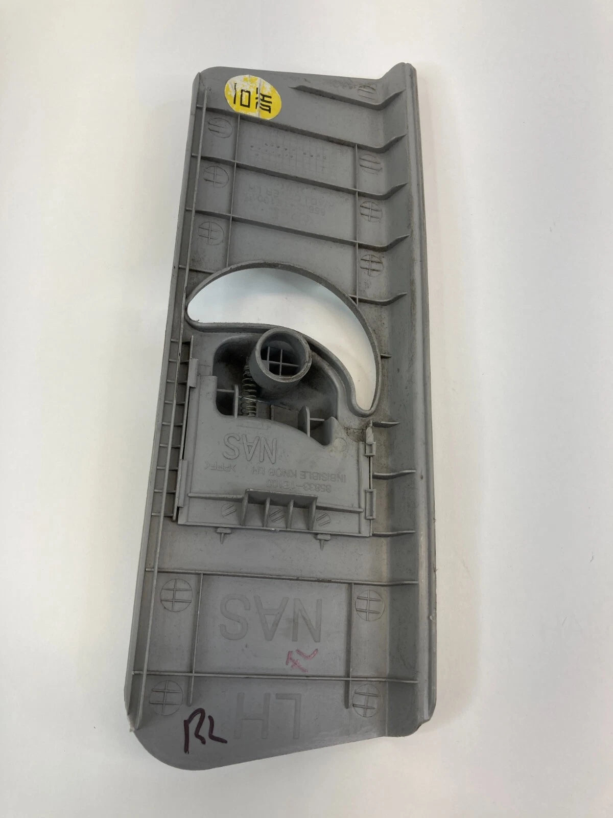 2006-2011 HYUNDAI ACCENT SEDAN FRONT LEFT SEAT BELT ADJUSTER COVER 85833-1E100