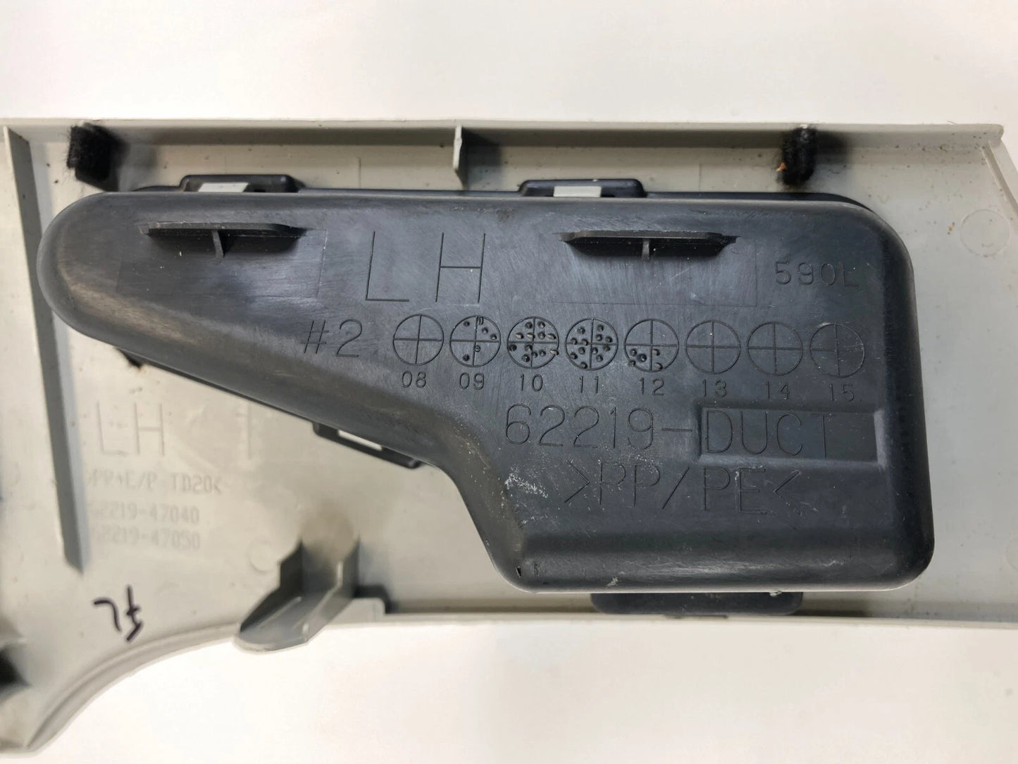 2010-2015 TOYOTA PRIUS FRONT LEFT DRIVER SIDE CORNER VENT COVER TRIM 62219-47040