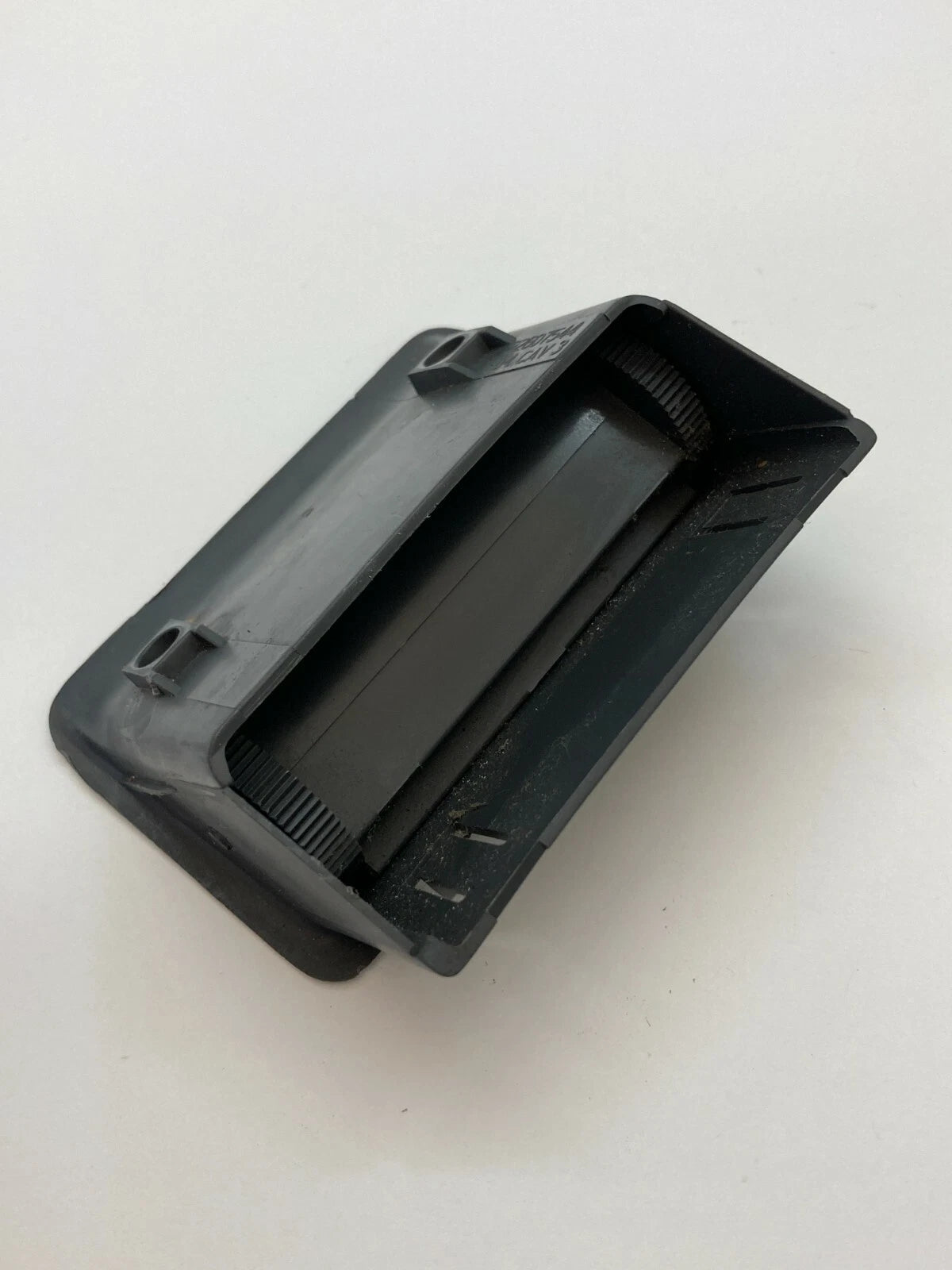1997-2003 CHEVROLET MALIBU DASHBOARD LOWER CENTER AIR VENT DUCT OEM 22607544