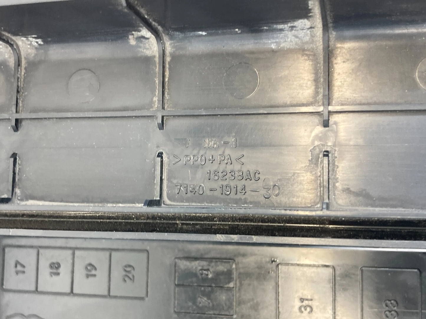 2007 07 CHRYSLER 300 ENGINE UNDER HOOD FUSE BOX COVER LID 7140-1914-30 OEM