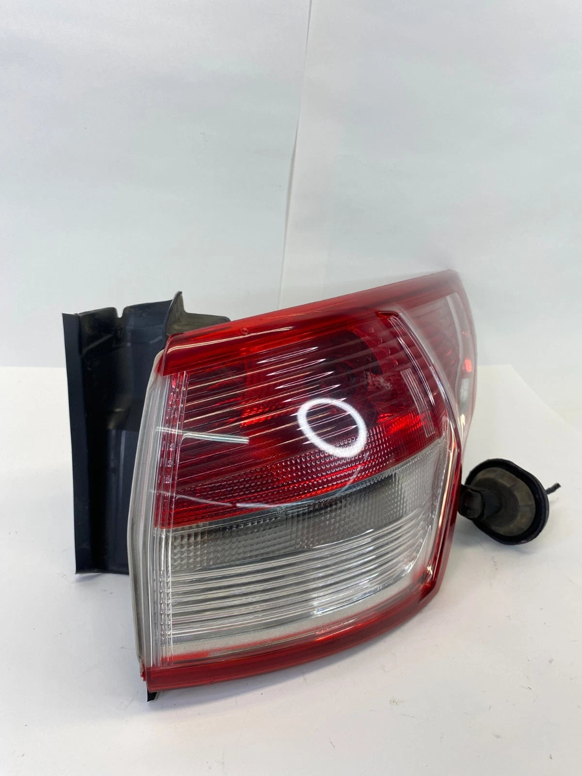 2013-2016 FORD ESCAPE RIGHT REAR OUTER TAILLIGHT LAMP ASSY CJ54-13404-A OEM