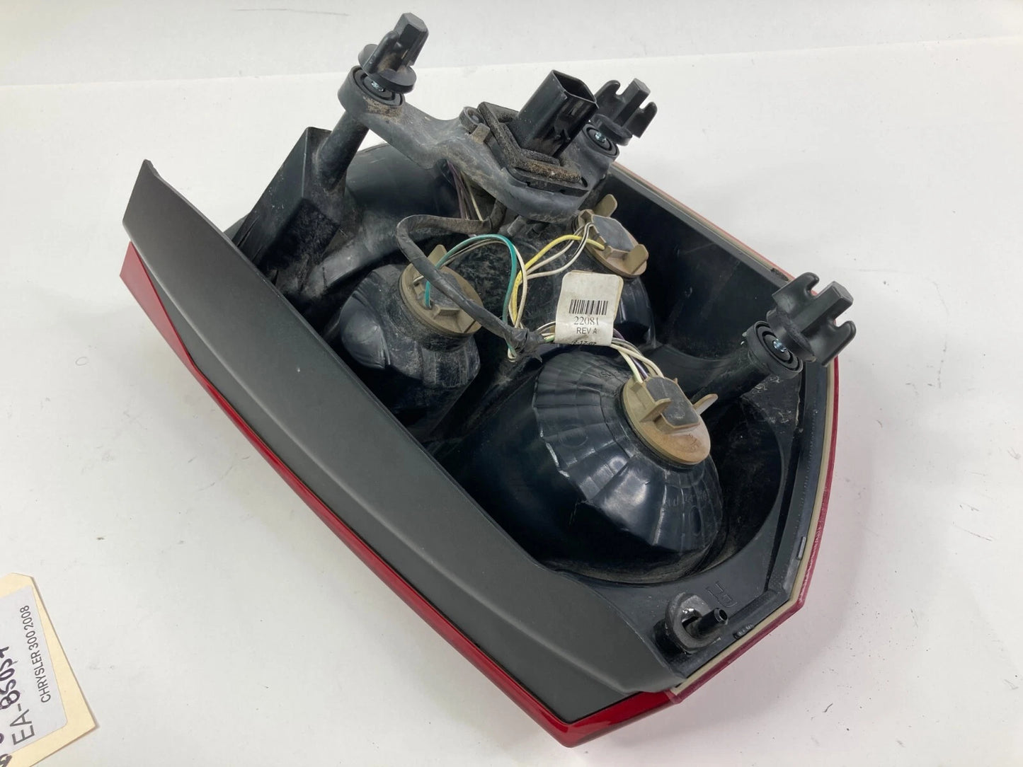 08-10 CHRYSLER 300 PASSENGER RIGHT REAR TAIL LIGHT LAMP BRAKE REVERSE LENS OEM