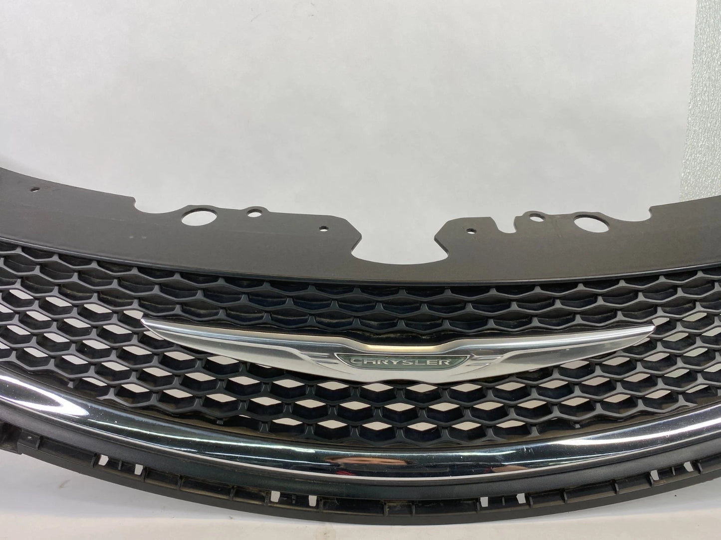 15-17 CHRYSLER 200 FRONT UPPER BUMPER GRILLE WITH EMBLEM CHROME OEM 68227617AC
