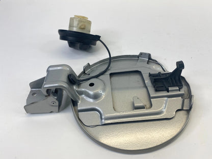 2007-2009 SUZUKI XL-7 FUEL FILLER DOOR TANK GAS LID COVER W/ FUEL CAP ASSY OEM
