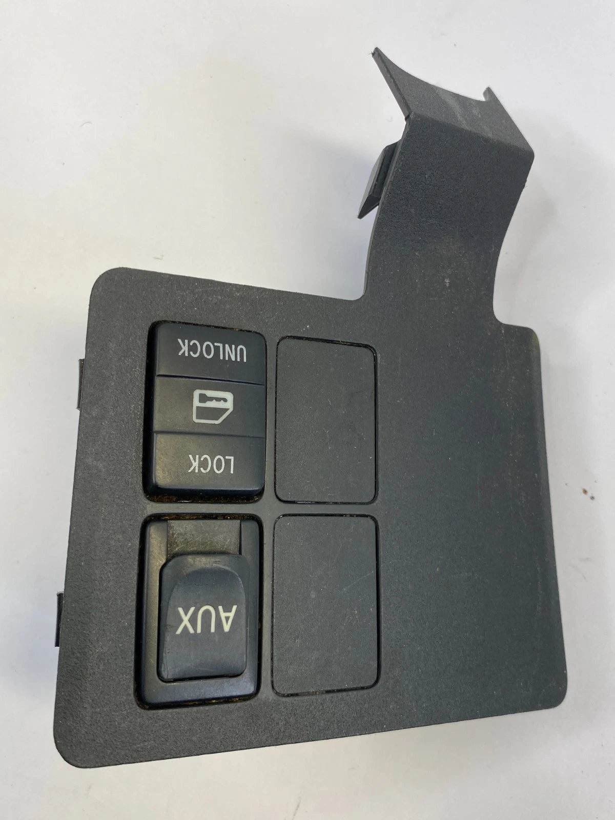 2007-2011 TOYOTA YARIS HATCHBACK CONSOLE DOOR LOCK SWITCH & AUX CONNECTOR PANEL