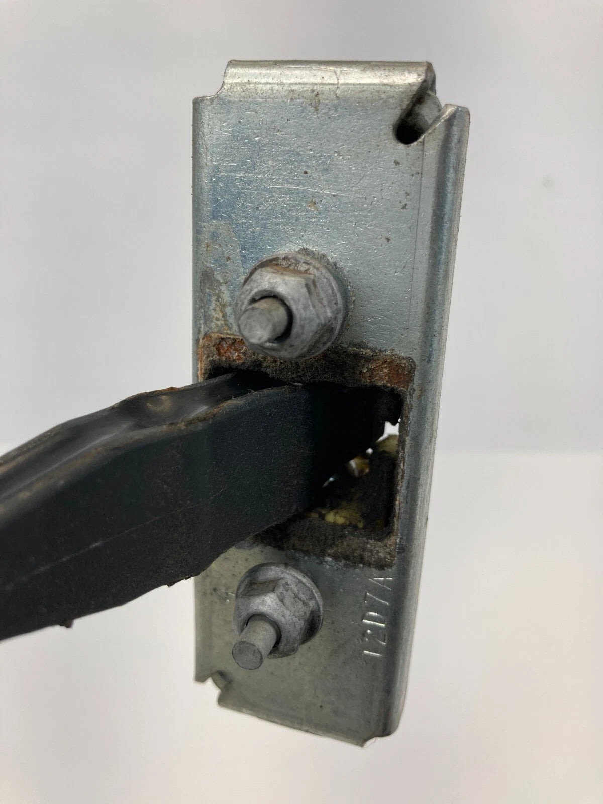 06-09 CHEVROLET TRAILBLAZER FRONT RIGHT DOOR CHECK STRAP STOPPER HINGE 15929399