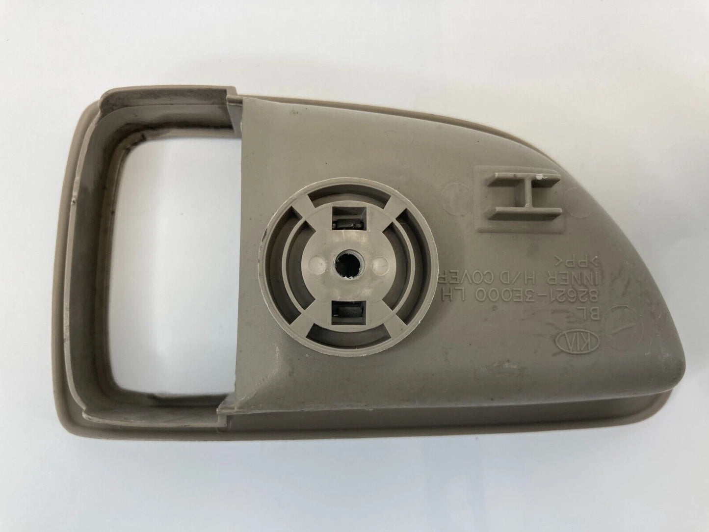 03-09 KIA SORENTO FRONT LEFT DRIVER SIDE INNER DOOR HANDLE BEZEL TRIM 826213E000
