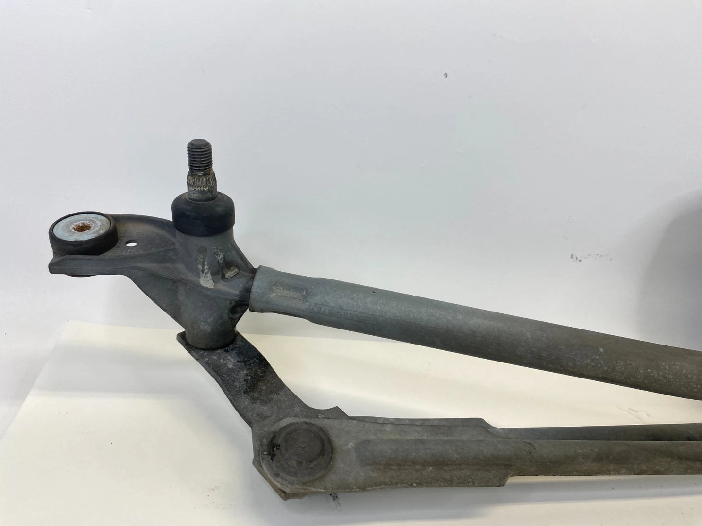 2007-2014 GMC YUKON FRONT WINDSHIELD WIPER MOTOR W/ LINKAGE 15846942 OEM