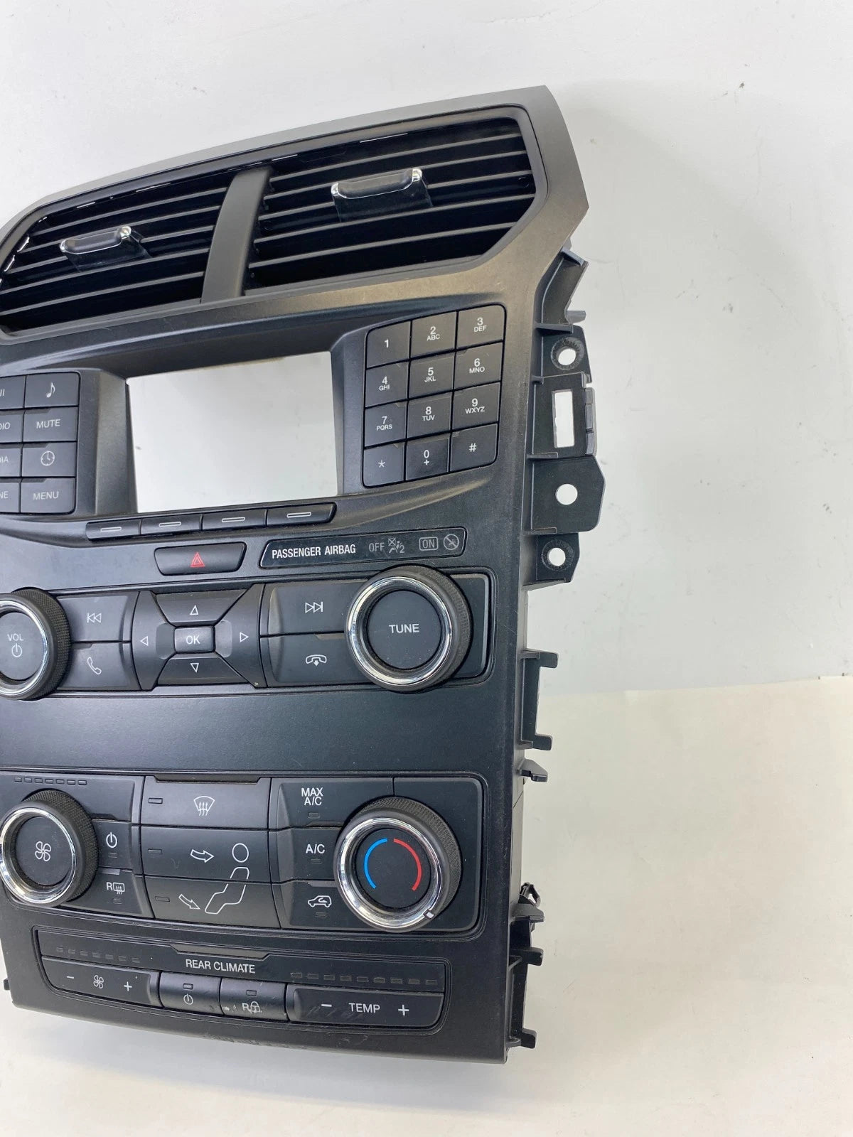 18 19 FORD EXPLORER CLIMATE CONTROL & RADIO TRIM BEZEL W/AIR VENT JB5T-18A802-LB