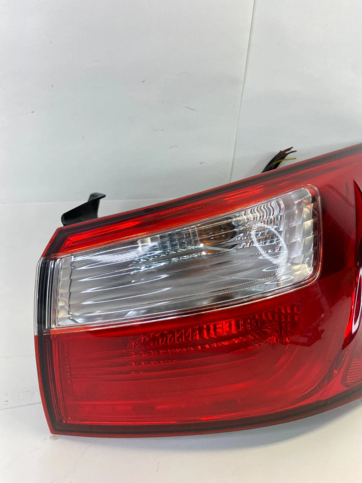 2012-2017 KIA RIO REAR RIGHT PASSENGER OUTER TAIL LIGHT LAMP UNIT 92402-1W0 OEM