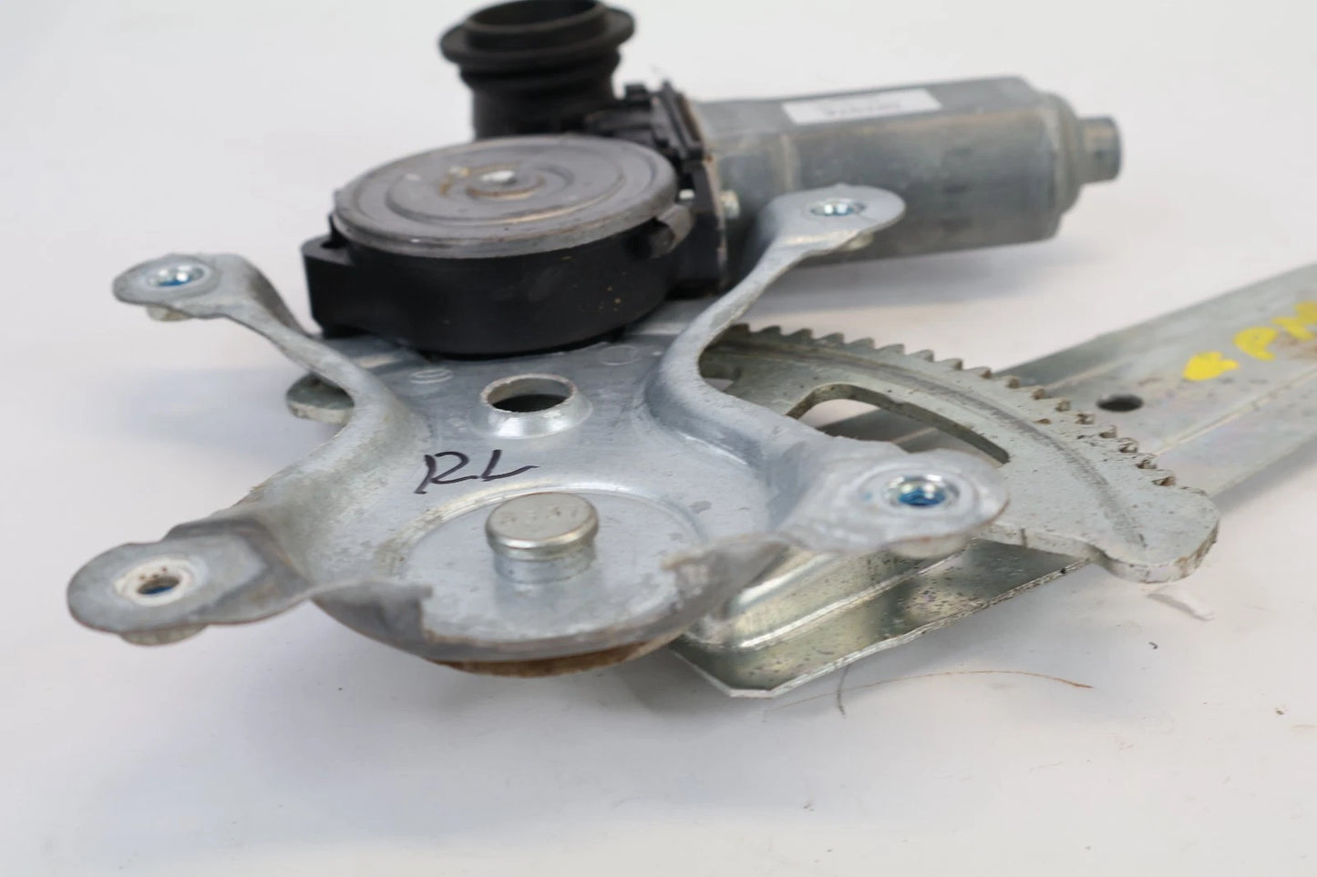 2003-2008 TOYOTA COROLLA REAR LEFT DOOR WINDOW MOTOR W/ REGULATOR 85710-AA050