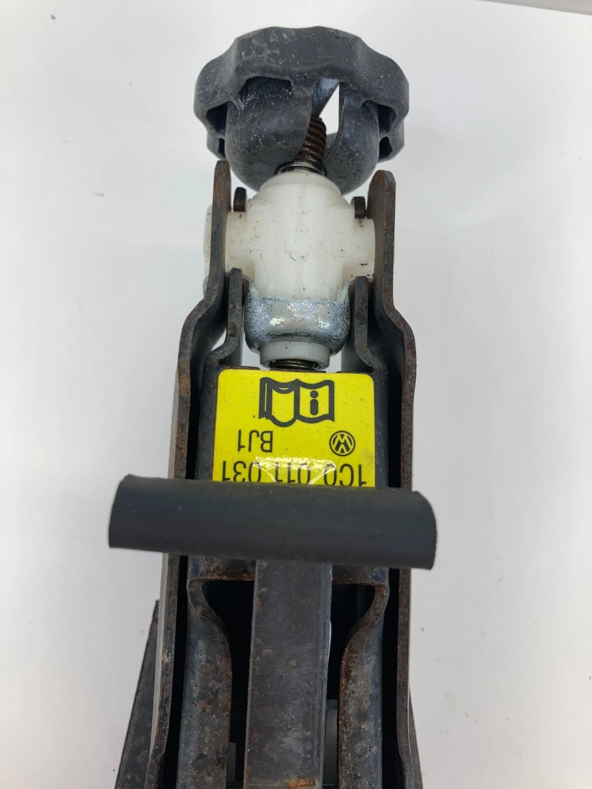 1998-2001 VOLKSWAGEN BEETLE SPARE TIRE JACK TOOL KIT ASSEMBLY 1C0-011-031 OEM