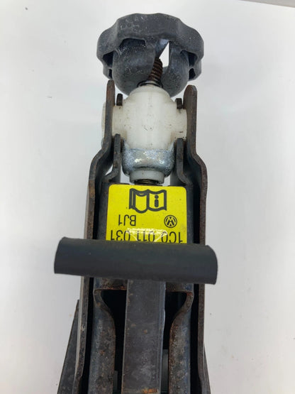 1998-2001 VOLKSWAGEN BEETLE SPARE TIRE JACK TOOL KIT ASSEMBLY 1C0-011-031 OEM