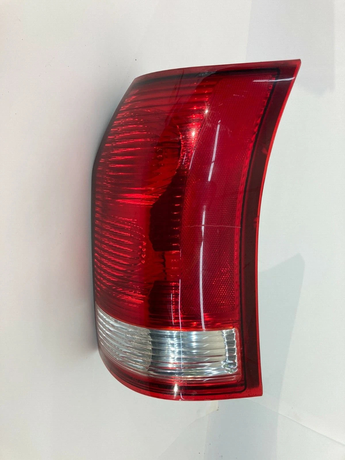 2002-2007 SATURN VUE REAR RIGHT PASSENGER TAIL LIGHT TAILLIGHT TAILLAMP 15851056