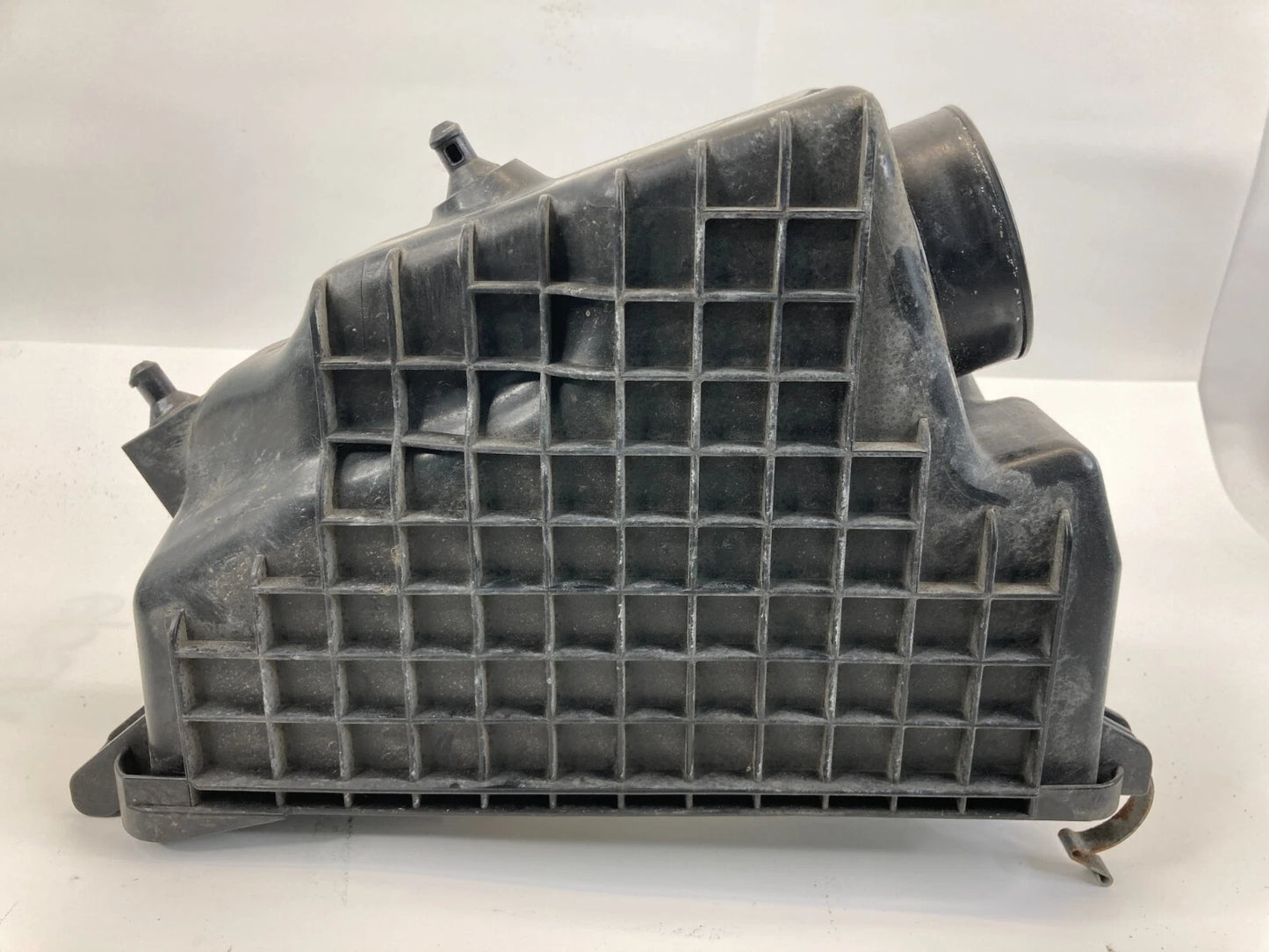 2010-2013 SUZUKI SX4 AIR CLEANER INTAKE LOWER COVER HOUSING OEM 13700-54L00