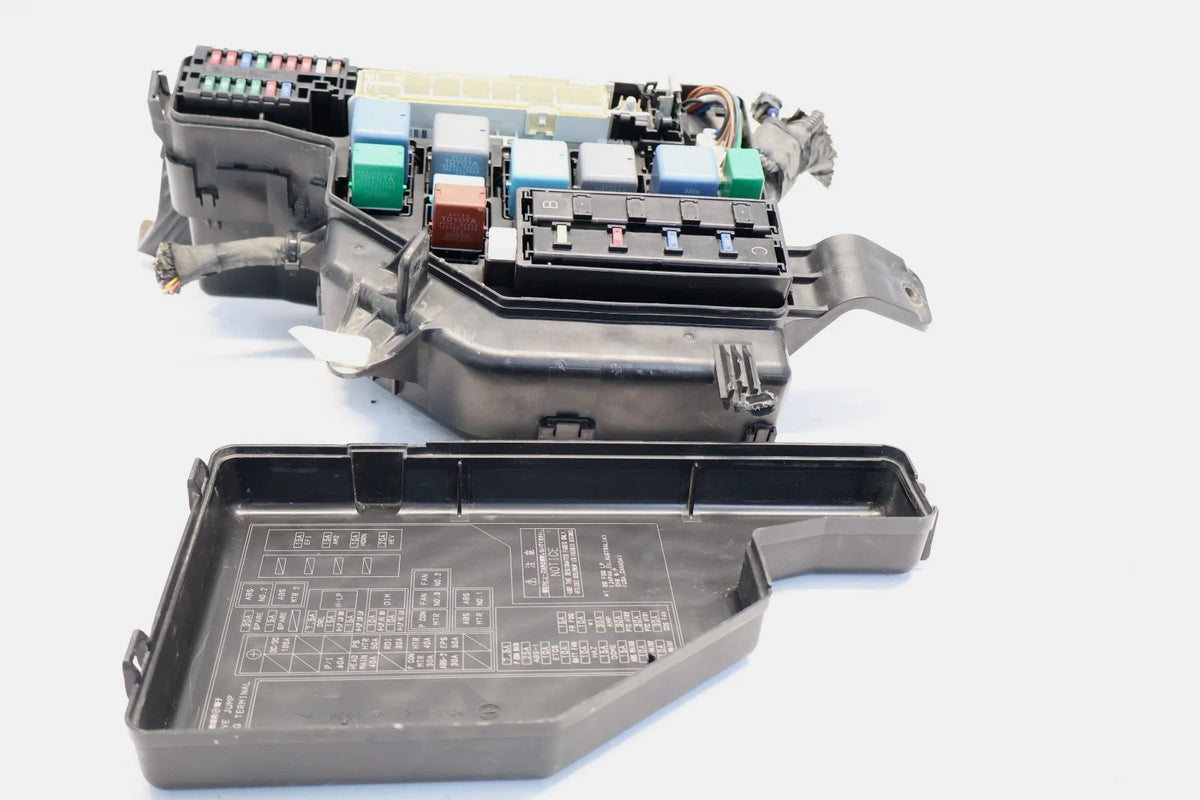2004-2009 TOYOTA PRIUS UNDER HOOD ENGINE FUSE RELAY BOX JUNCTION BLOCK FRONT OEM