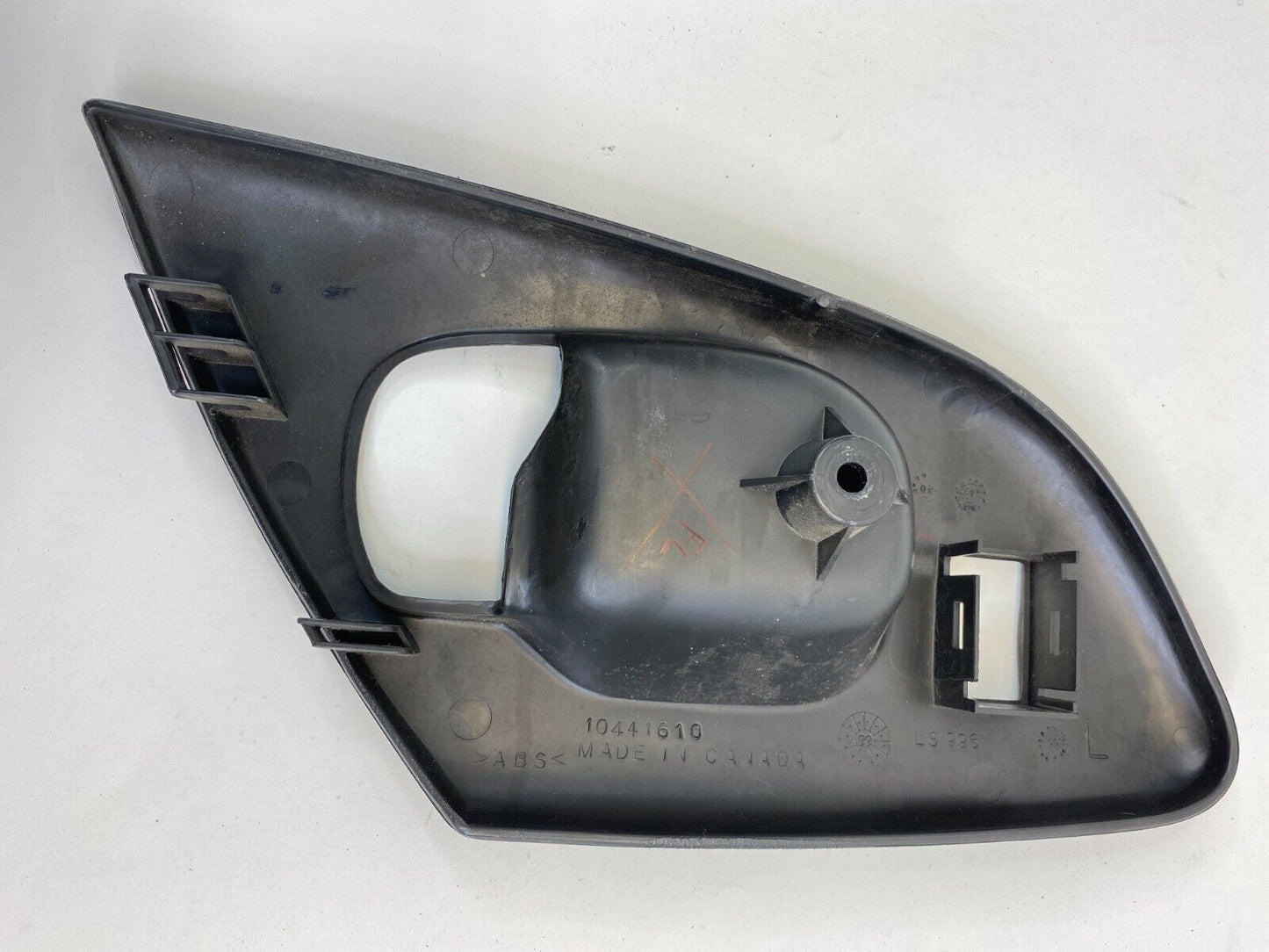 2001-2007 Chevrolet Monte Carlo Front Left Side Inner Door Handle Bezel 10441610