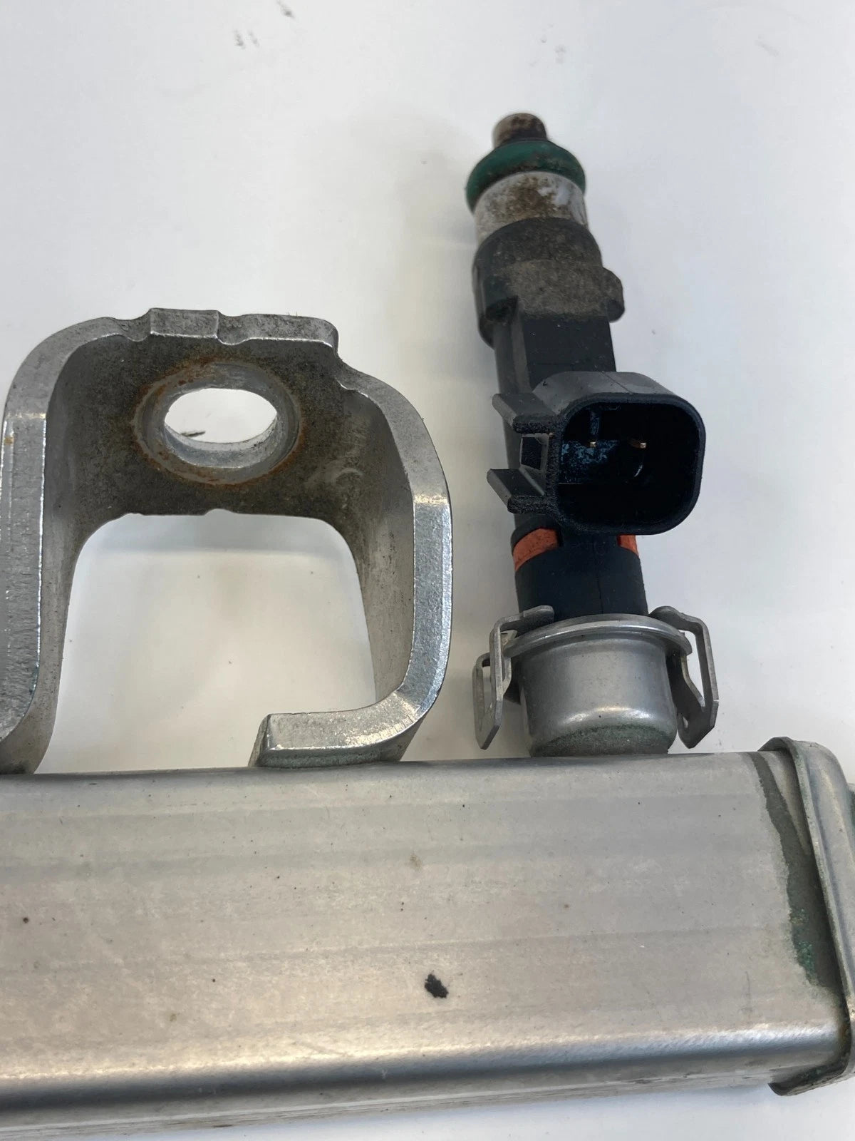 13-18 FORD C-MAX 2.0L L4 AT FUEL INJECTION RAIL W/ INJECTORS 4M5G-9D280-DB OEM