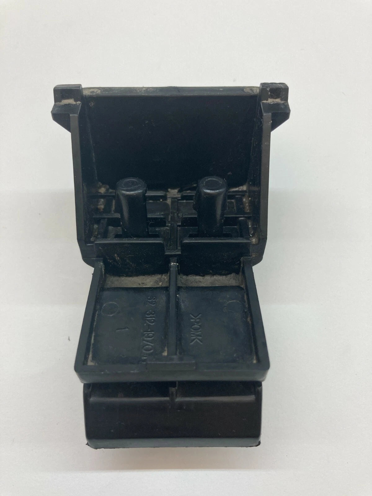 2005-2007 SCION TC REAR PASSENGER RIGHT RR TAILLIGHT BRACKET SUPPORT MOUNT OEM