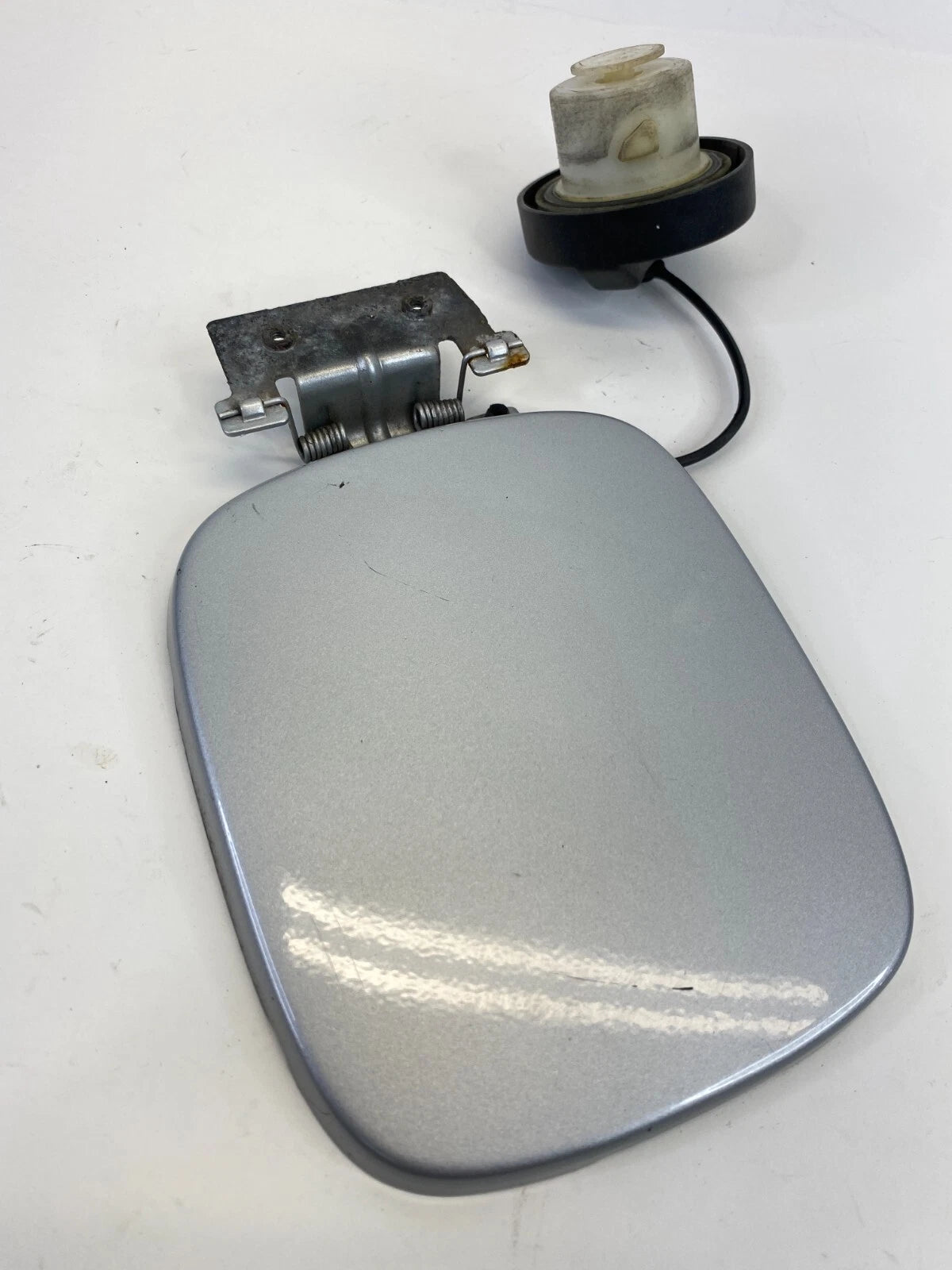 02 03 04 05 06 07 SATURN VUE 3.5L FUEL FILLER DOOR GAS LID W/ COVER CAP OEM