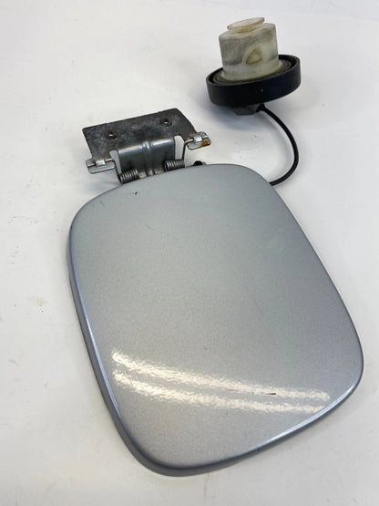 02 03 04 05 06 07 SATURN VUE 3.5L FUEL FILLER DOOR GAS LID W/ COVER CAP OEM