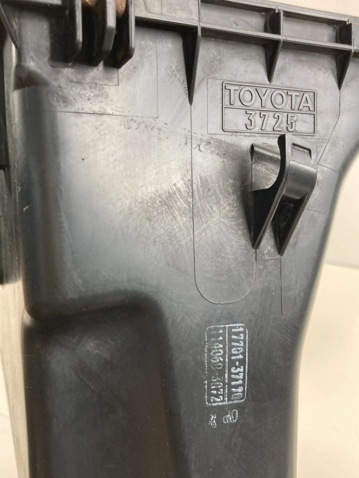 2012-2015 TOYOTA PRIUS AIR CLEANER INTAKE BOX HOUSING RESONATOR 17701-37170 OEM