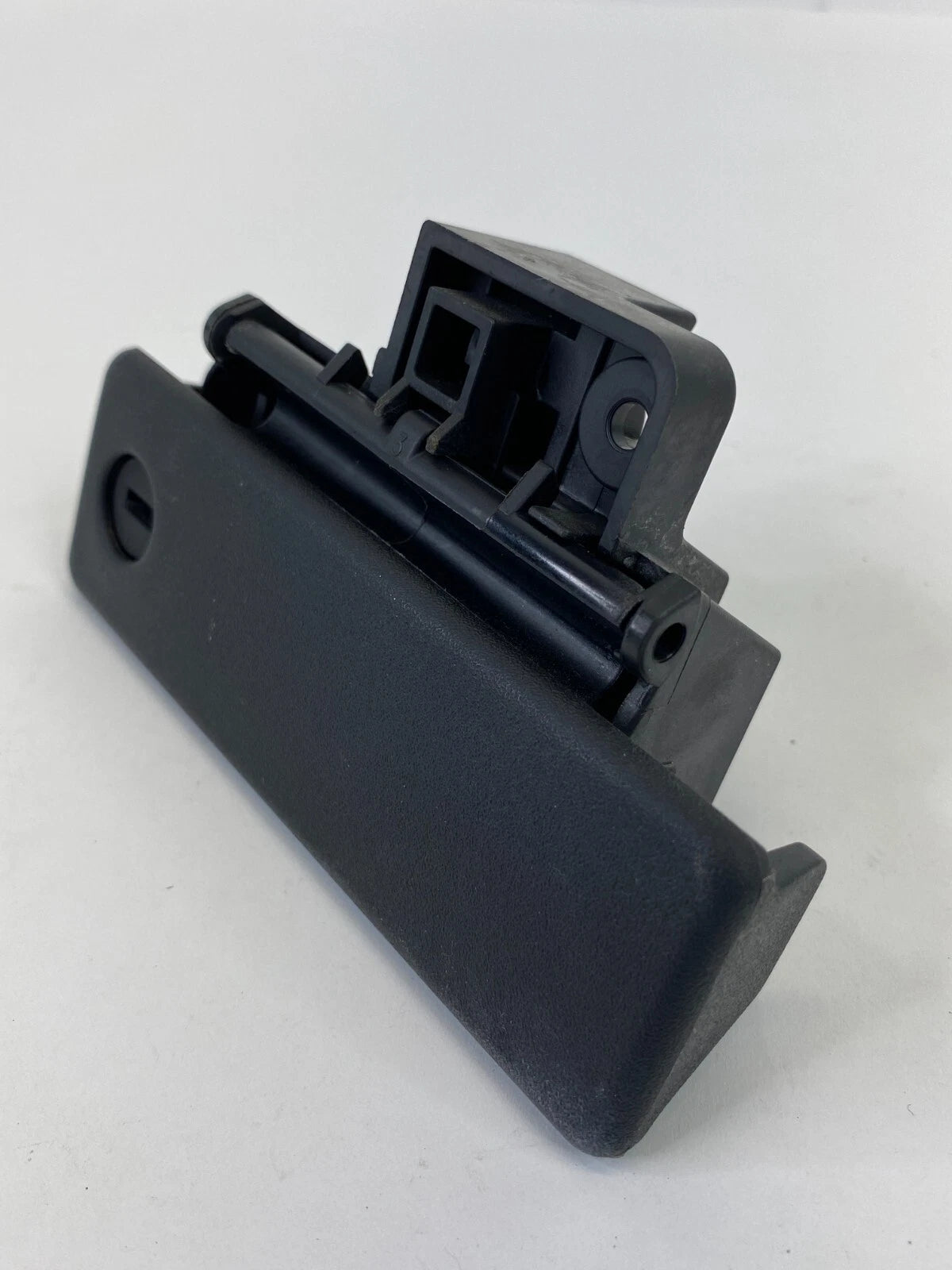 2003 2004 LINCOLN NAVIGATOR GLOVE BOX LOCK LATCH HANDLE W/O KEY 2C5A-7806004-AEW