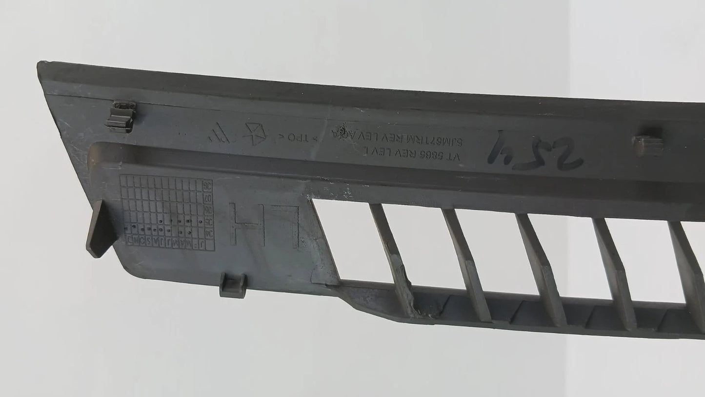 2005-2007 JEEP GRAND CHEROKEE UPPER LEFT DASH DEFROST GARNISH VENT COVER TRIM