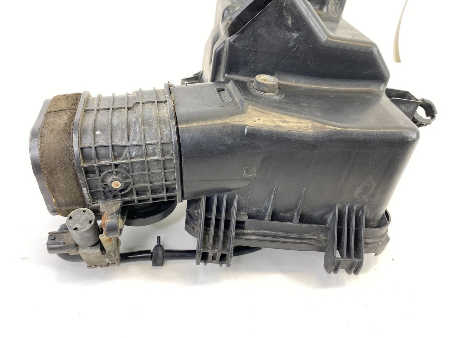 2004-2006 TOYOTA CAMRY 3.0L LOWER AIR INTAKE CLEANER FILTER BOX OEM 17701-0A100