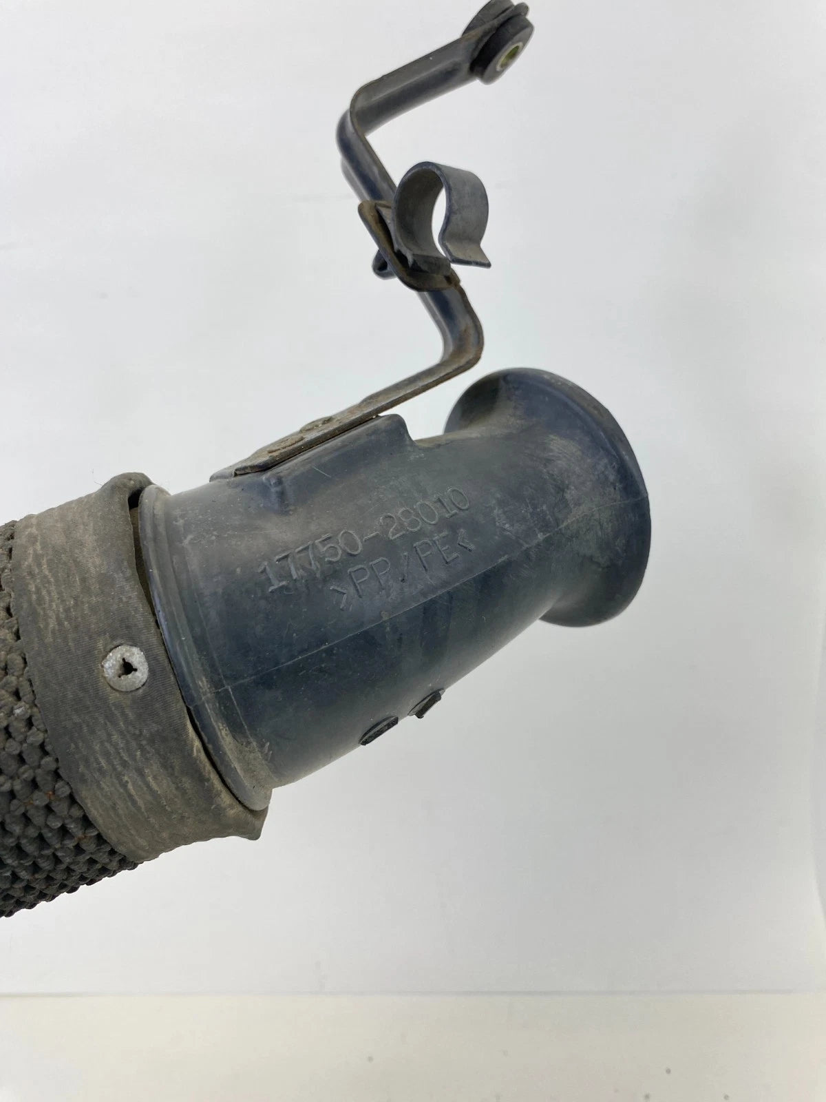 2001-2005 TOYOTA RAV4 AIR CLEANER INTAKER HOSE TUBE PIPE 17750-28010 OEM