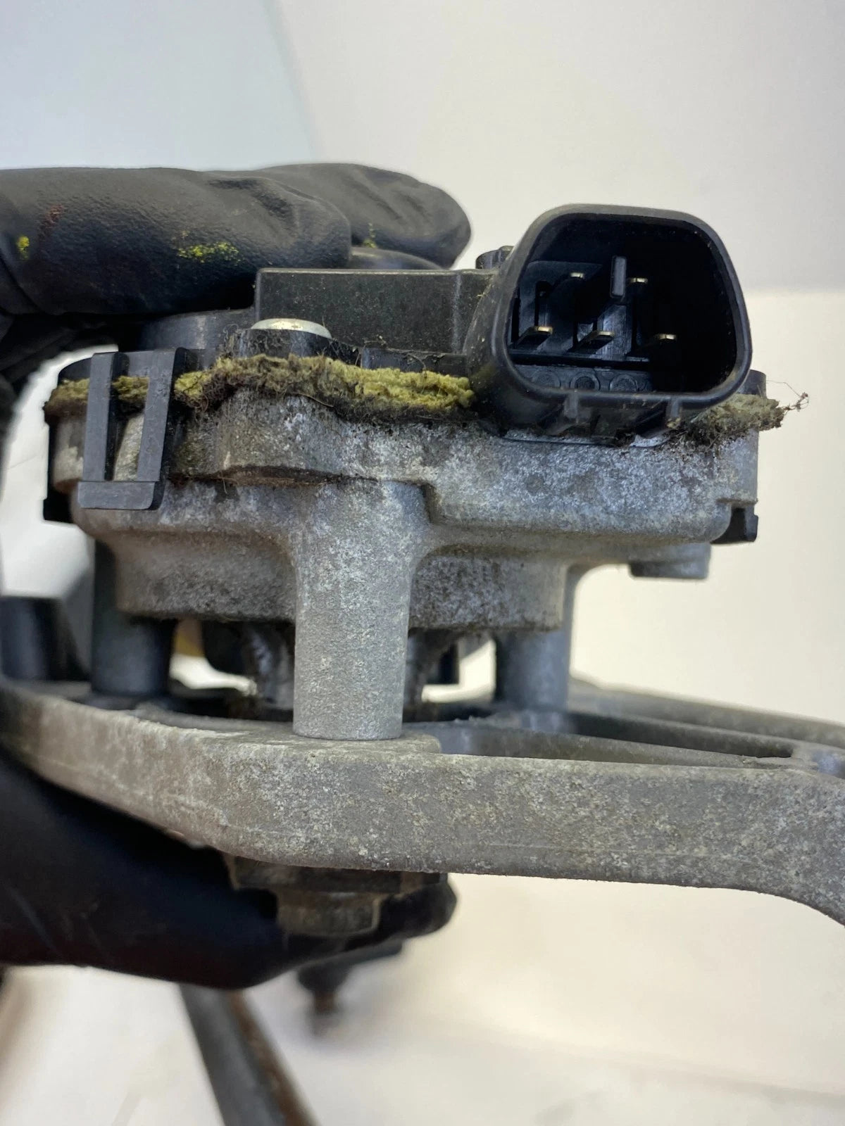 07-11 TOYOTA YARIS HTCHBCK FRONT WINDSHIELD WIPER MOTOR W LINKAGE 8511052510 OEM