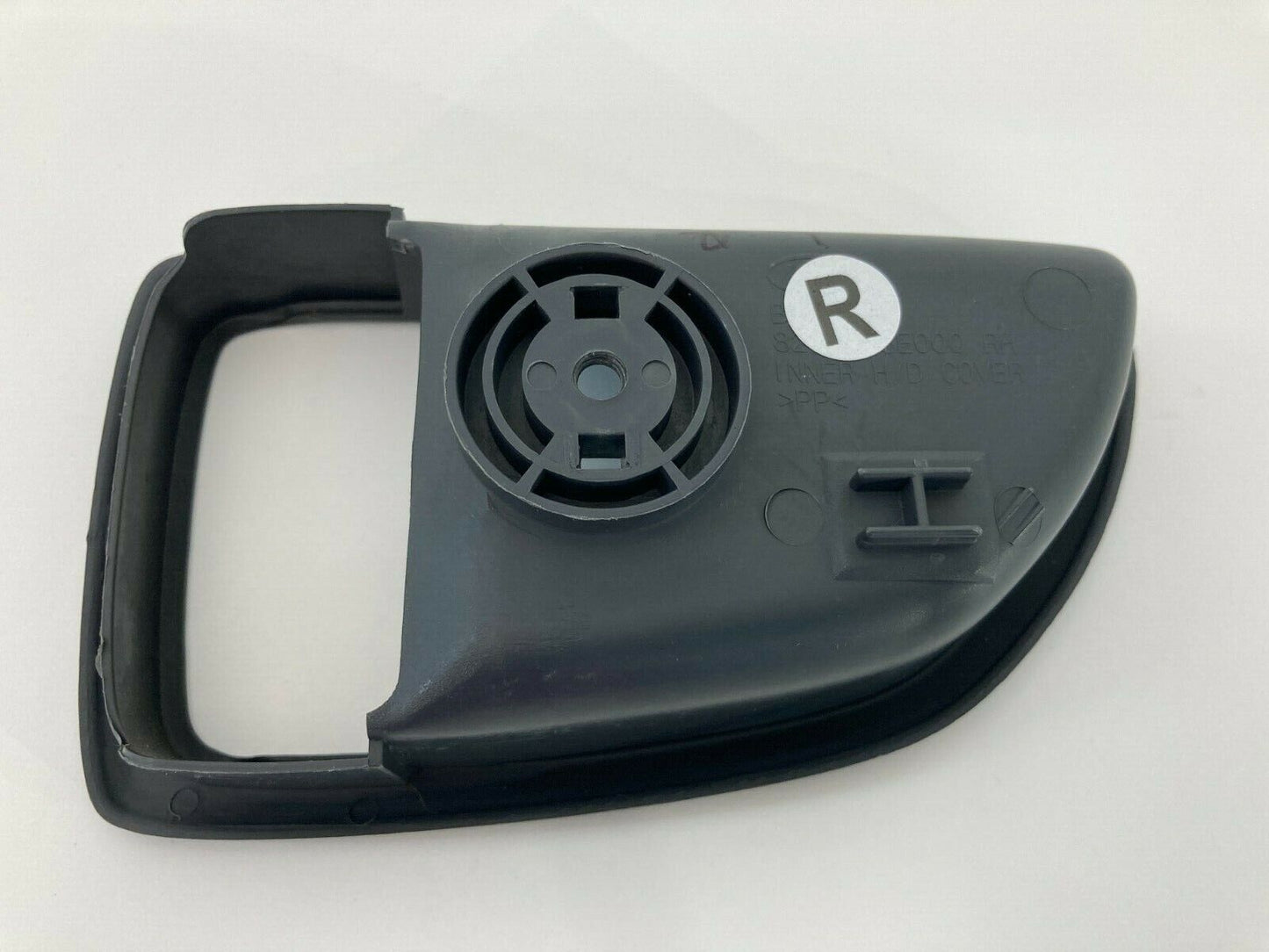 2003-2009 Kia Sorento Front Right Interior Door Handle Bezel Cover 82622-3E000