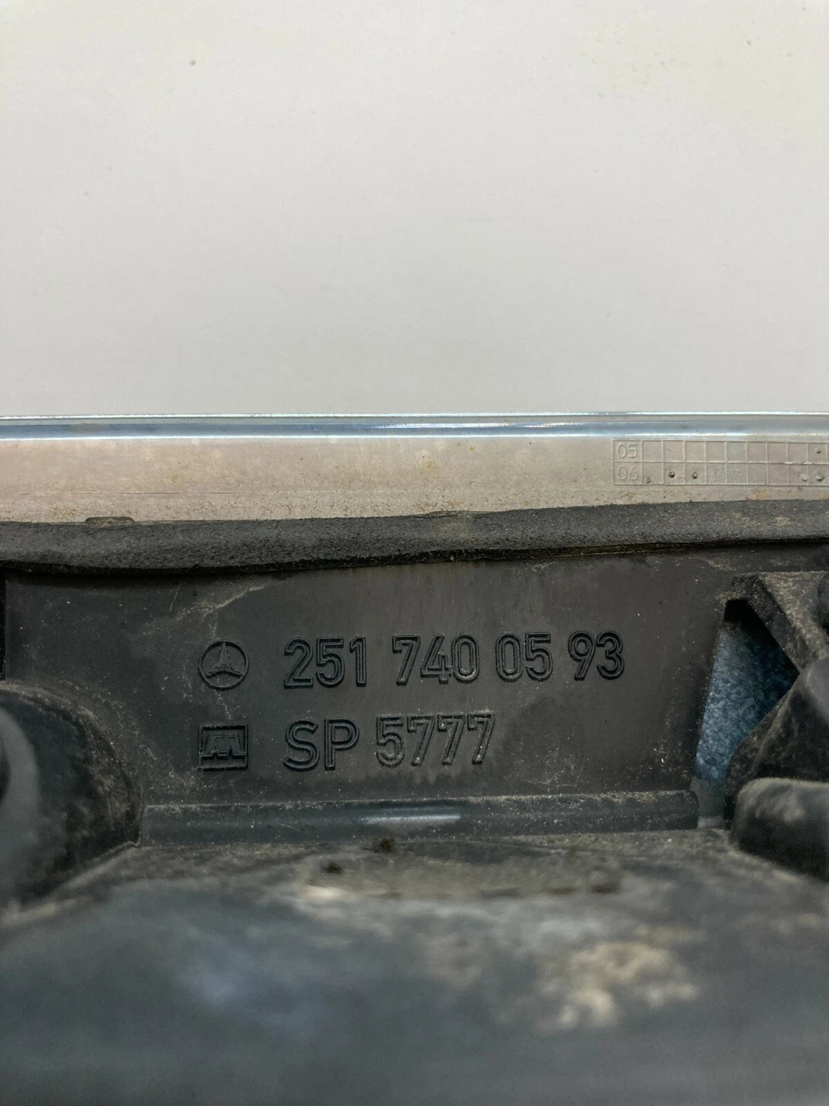 07-12 MERCEDES R350 07-09 R320 TRUNK TAILGATE HANDLE MOLDING BEZEL 2517400593