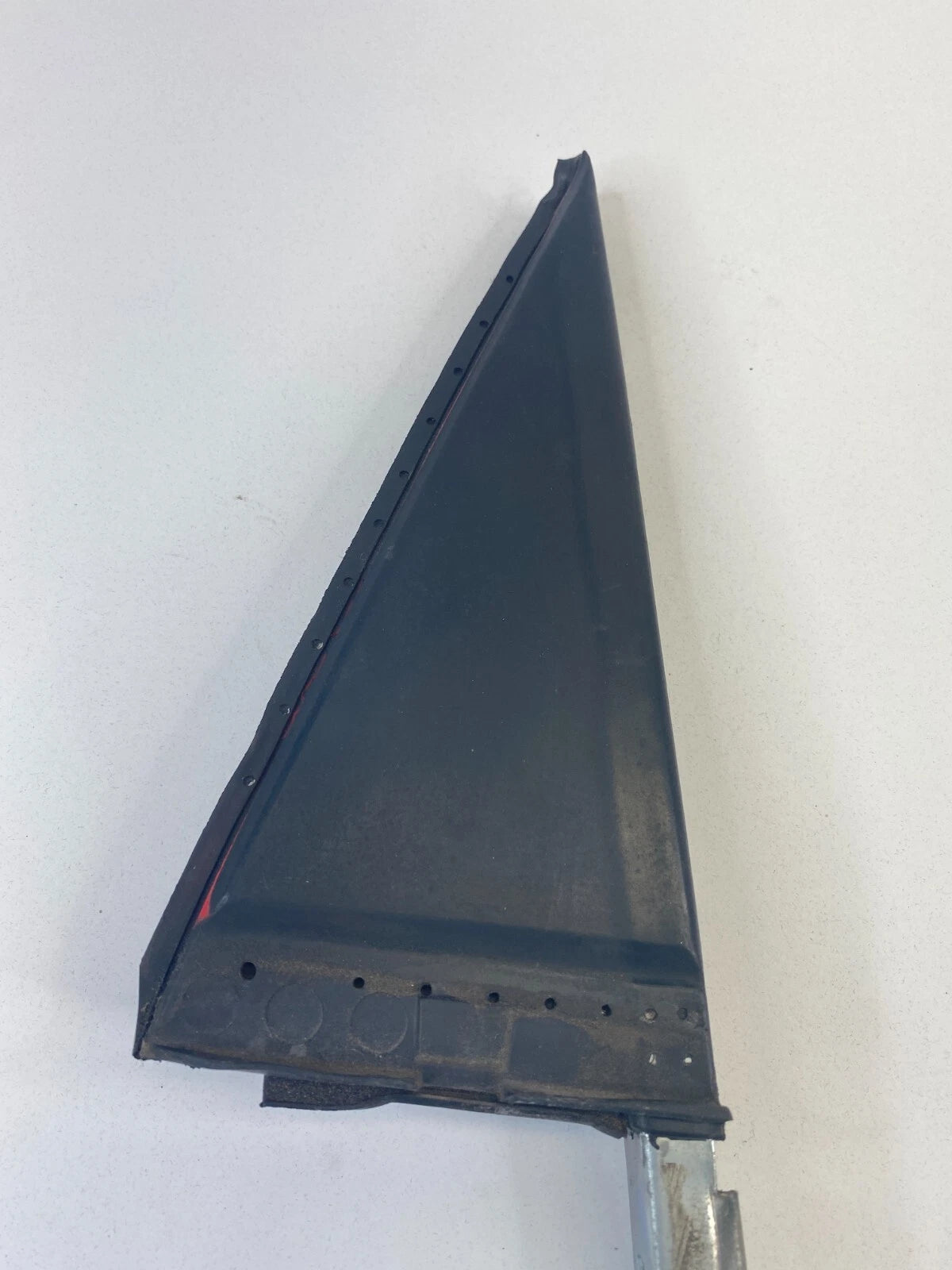 03-08 TOYOTA MATRIX REAR RIGHT EXTERIOR CORNER COVER DIVIDER SEAL 67487-01030