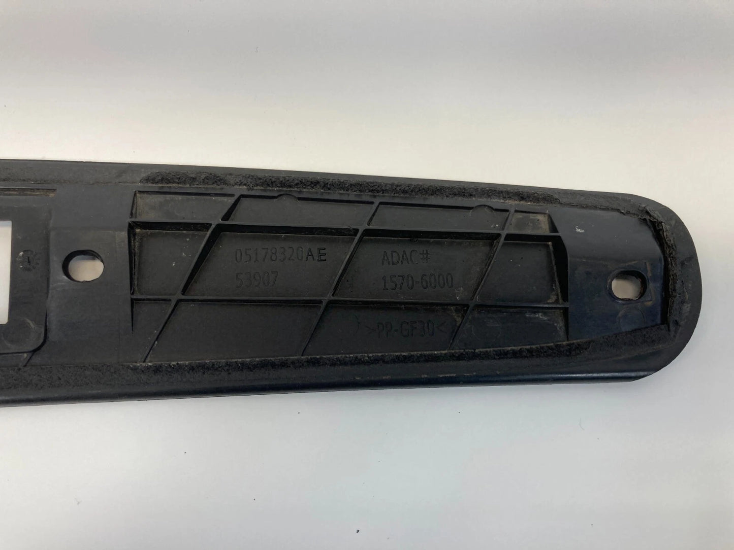 09 10 DODGE JOURNEY REAR TRUNK LID LICENSE LAMP LIGHT MOLDING BEZEL 05178320AE